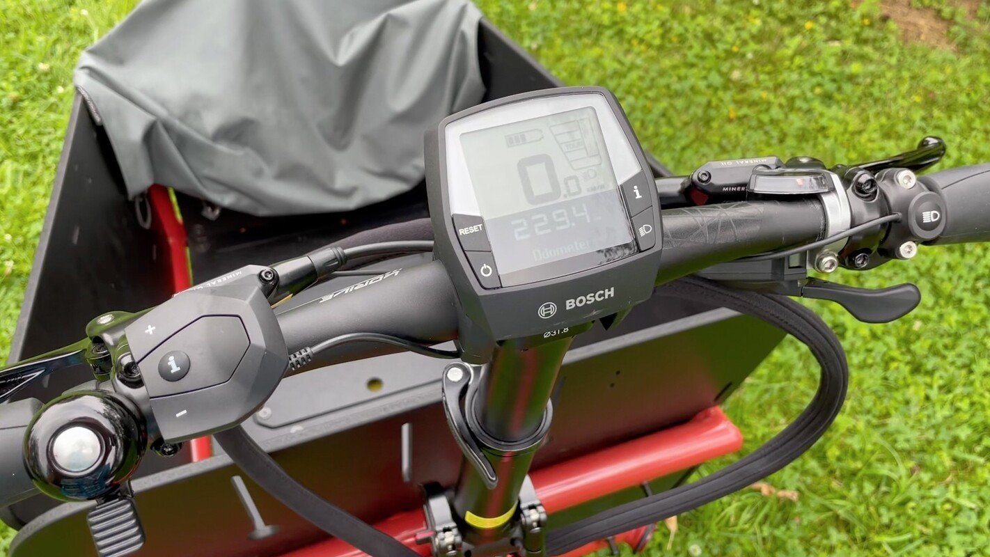 Oproti normálnímu kolu je na řídítkách ovládání světel a podpory motoru. Zbytek je standard.