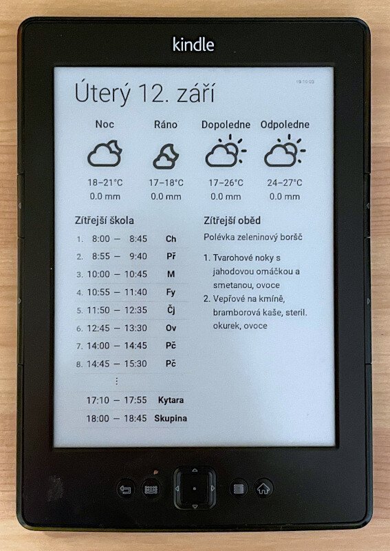 Stav displeje v podvečer, sloupce s rozvrhem a obědem už informují o zítřku.